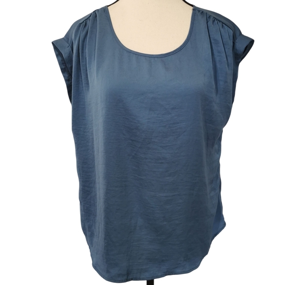 Olive and Oak Silky Scoop Neck Keyhole Back Cap Sleeve Blue Blouse - Sz M